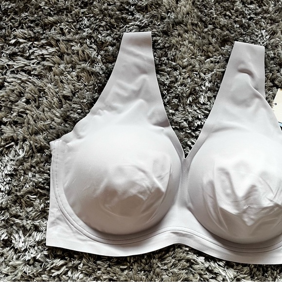 True & Co• Body Lift V-Neck Full Cup Bralette - Picture 3 of 14